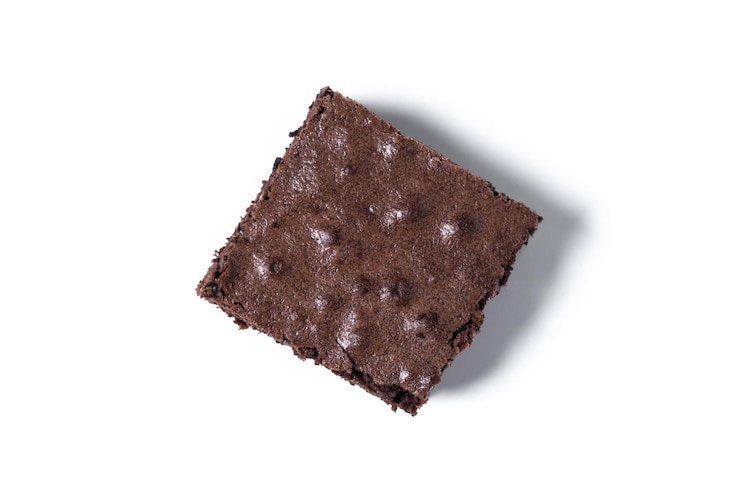 Foto schokoladenbrownie-portion auf weißem hintergrund