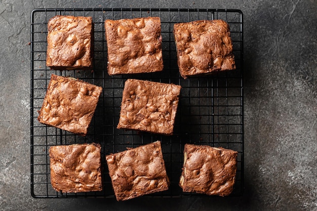 Schokoladenbrownies auf Backgestell auf Draufsicht des dunklen Hintergrundes