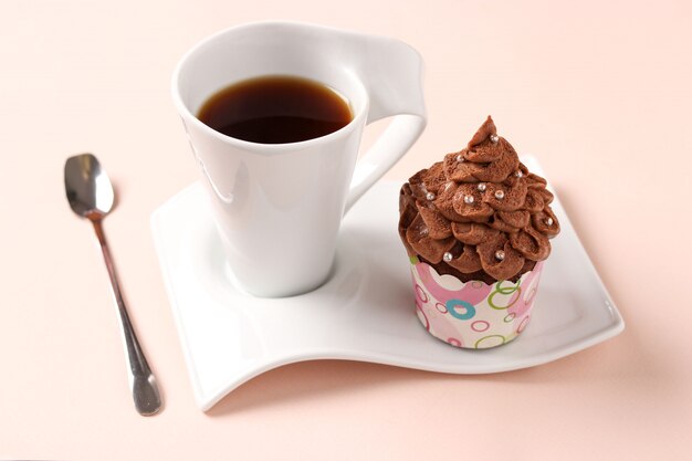 Schokoladencremekleiner kuchen und ein Tasse Kaffee
