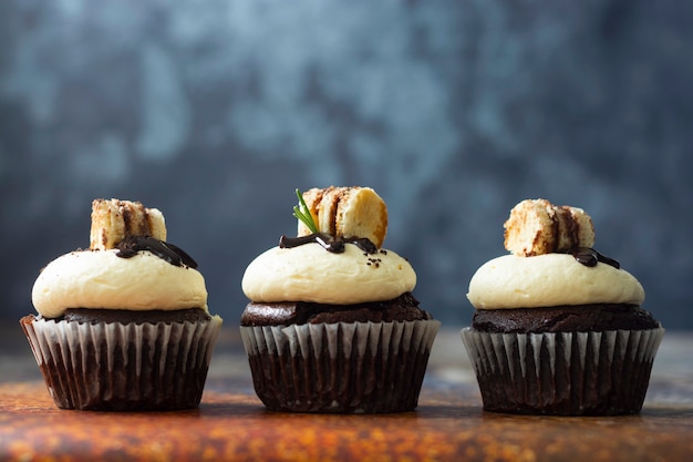 Schokoladencupcakes mit Buttercreme. Süßes Dessert, Bäckerei, Gebäckdessert.