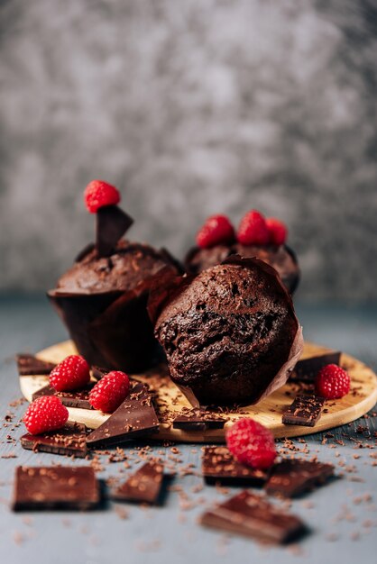 Schokoladencupcakes mit Himbeeren