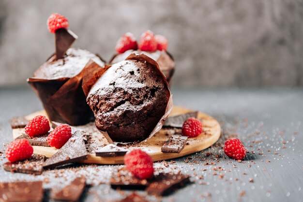 Schokoladencupcakes mit Himbeeren