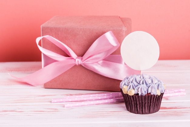 Schokoladencupcakes mit kleinen Blüten der Quarkcreme. Platz für die Inschrift.