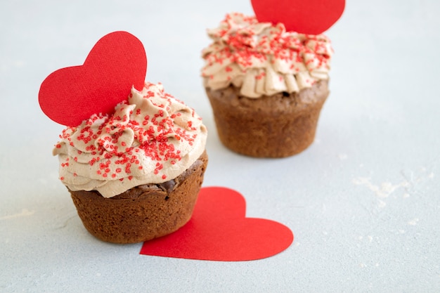 Schokoladencupcakes mit Schokoladenstücken. hausgemachter Kuchen.