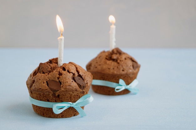 Schokoladencupcakes mit Schokoladenstücken. hausgemachter Kuchen.