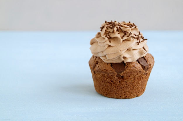 Schokoladencupcakes mit Schokoladenstücken. hausgemachter Kuchen.