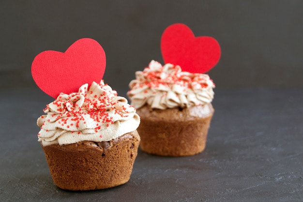 Schokoladencupcakes mit Schokoladenstücken. hausgemachter Kuchen.