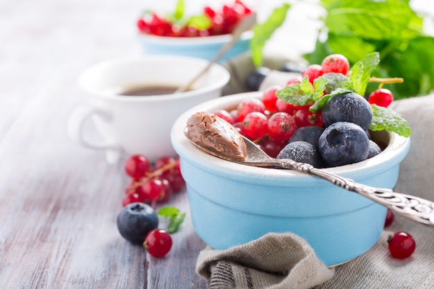 Schokoladendessert mit Beeren