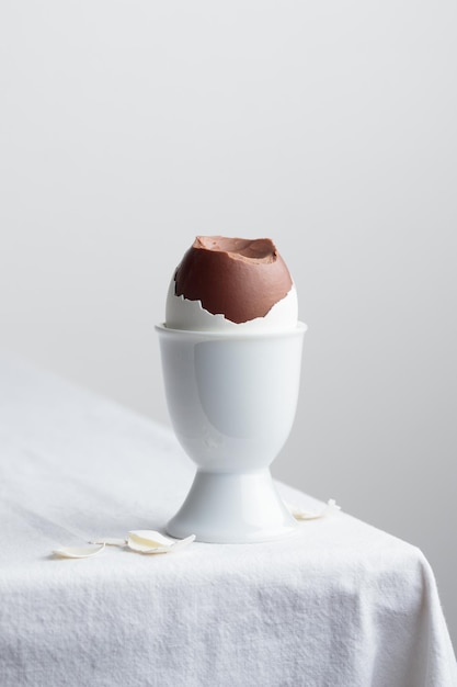 Schokoladeneier auf weißem Eierhalter