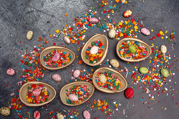 Schokoladeneier mit Bonbons in verschiedenen Farben Ostern flach Zusammensetzung