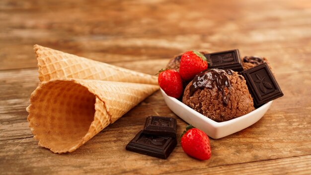 Schokoladeneis in einer Schüssel Dessert mit Schokolade und Erdbeeren dekoriert