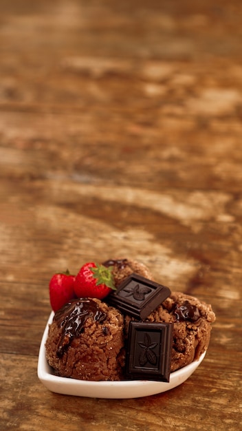 Schokoladeneis in einer Schüssel Dessert mit Schokolade und Erdbeeren dekoriert