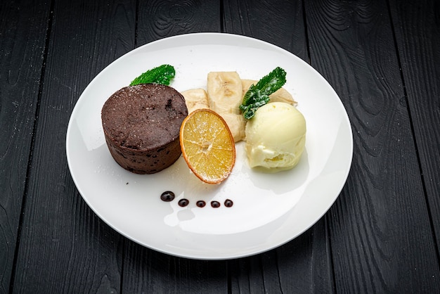 Schokoladenfondant Ein Dessertgericht namens Schokoladenlava umfasst Vanilleeis und Banane