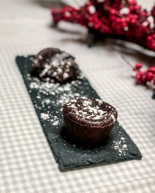 Foto schokoladenfondant in der schönen weihnachtstabelle