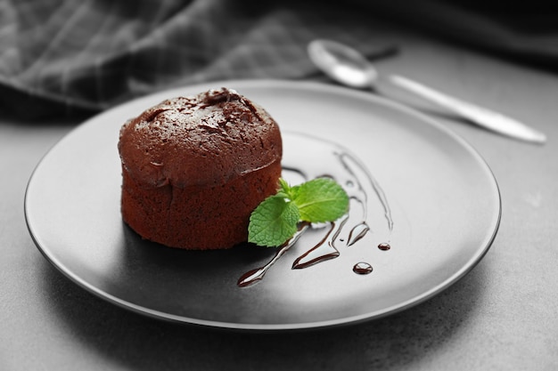 Schokoladenfondant mit Minze auf dem Teller
