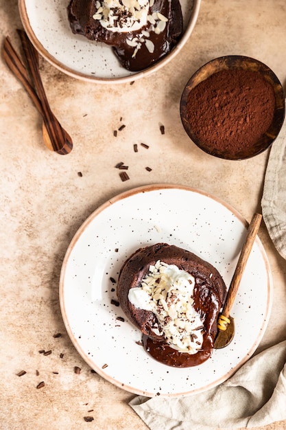 Schokoladenfondant oder Lavakuchen mit Schlagsahne Mandel und Schokoladenstückchen Fondant au chocolate