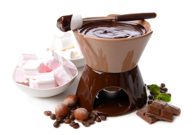 Schokoladenfondue mit Marshmallow-Bonbons, isoliert auf weiss