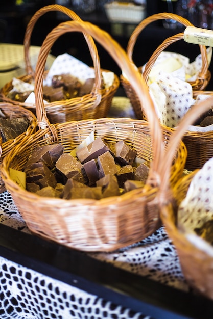 Schokoladengeschäft. Naturproduktstücke in Körben