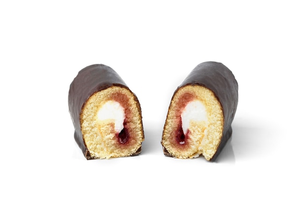 Schokoladenglasierte Kuchenrolle mit Beerenmarmelade isoliert auf weißem Hintergrund.