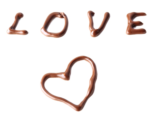 Schokoladenherz und Wort Liebe getrennt auf Weiß