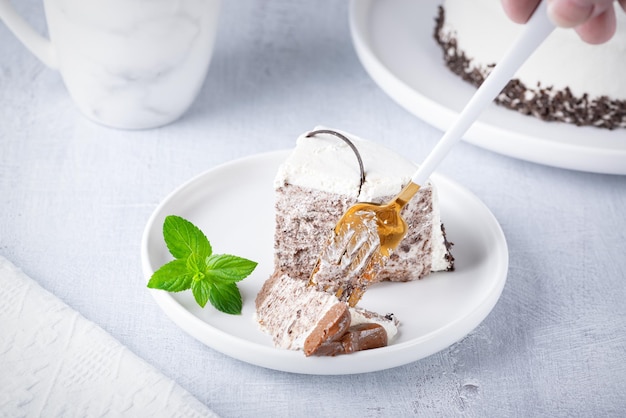 Schokoladenkäsekuchen essen Käsekuchen mit einer Gabel beißen