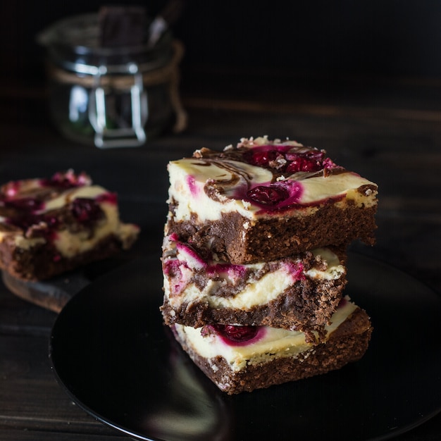 Schokoladenkäsekuchen mit Brownie und dunklem Kirschbaum. Kirschkuchen Stück Schokoladenkuchen.