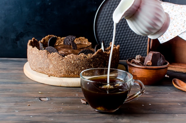 Schokoladenkäsekuchen und Tasse Kaffee