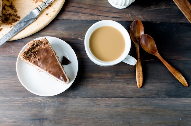 Schokoladenkäsekuchen und Tasse Kaffee