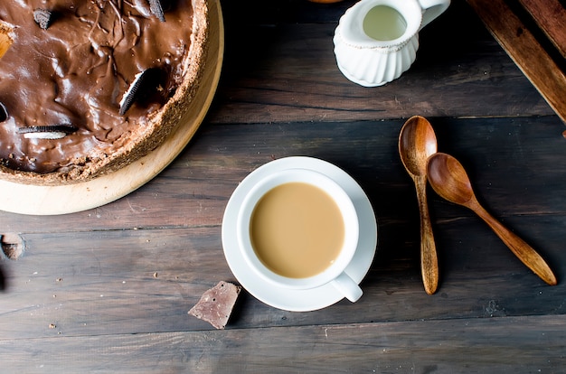 Schokoladenkäsekuchen und Tasse Kaffee