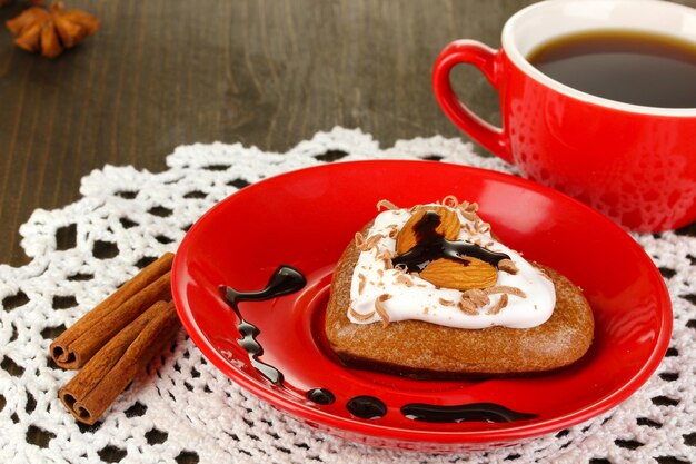 Schokoladenkeks in Form von Herzen mit Tasse Kaffee auf Holztischnahaufnahme