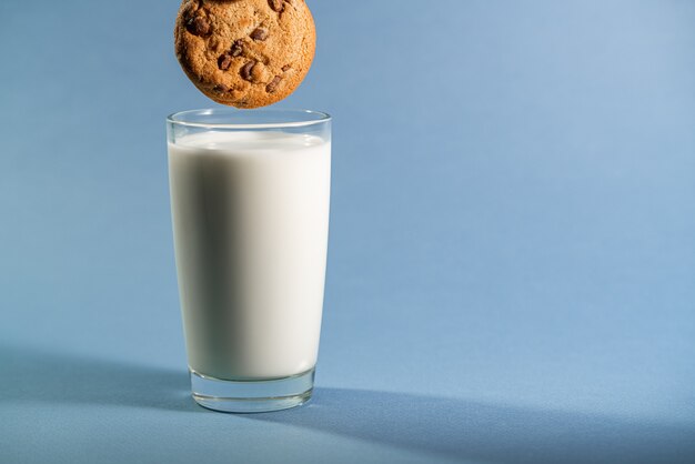 Schokoladenkeks Keks mit einem Glas Milch getaucht.