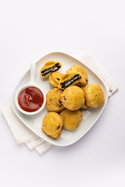 Schokoladenkeks Pakora Pakodas oder Krapfen kreativer indischer Teatime-Snack