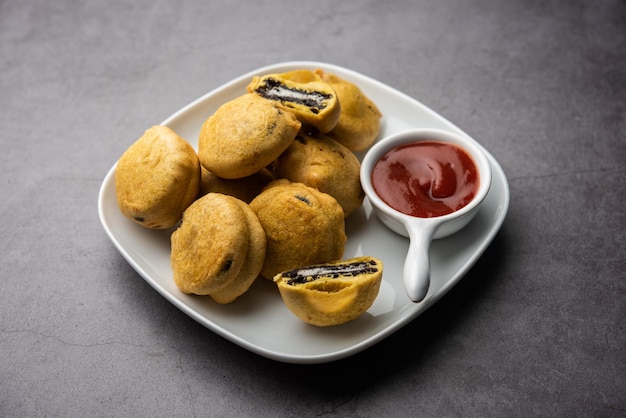 Schokoladenkeks Pakora Pakodas oder Krapfen kreativer indischer Teatime-Snack