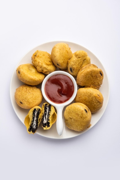 Schokoladenkeks Pakora Pakodas oder Krapfen kreativer indischer Teatime-Snack