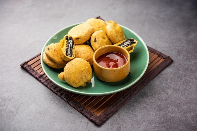 Schokoladenkeks Pakora Pakodas oder Krapfen kreativer indischer Teatime-Snack