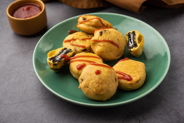 Schokoladenkeks Pakora Pakodas oder Krapfen kreativer indischer Teatime-Snack