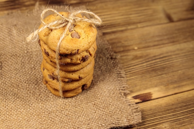 Schokoladenkekse auf Holztisch