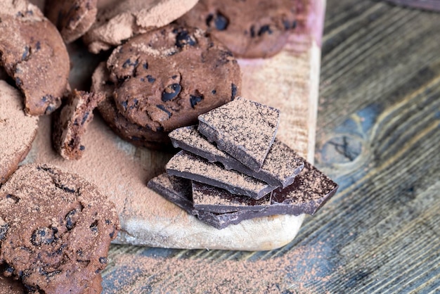 Schokoladenkekse aus Mehl und Kakao mit Schokoladenstückchen im süßen knusprigen Dessert aus Schokoladenkeksen mit Schokolade