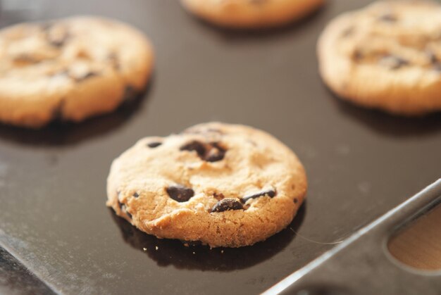 Schokoladenkekse beim Backen