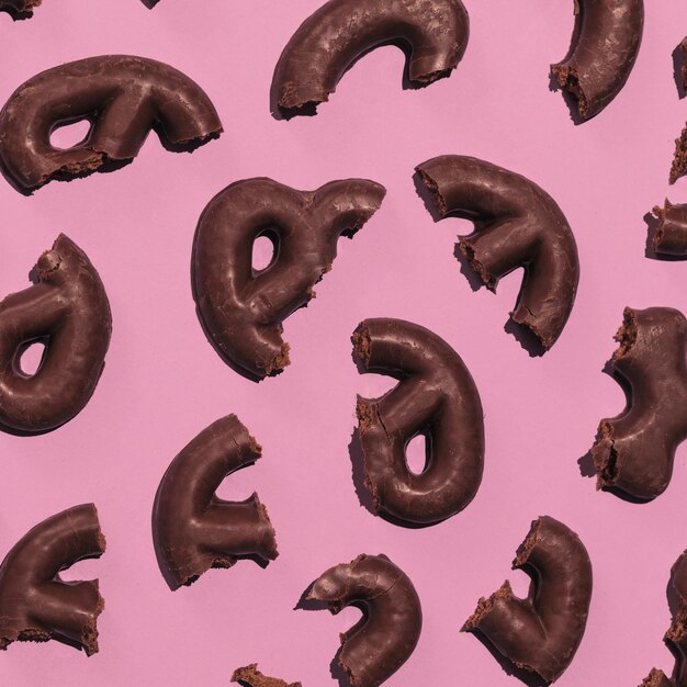 Schokoladenkekse halb auf rosa Hintergrund Süßigkeiten Kakaoliebhaber concep
