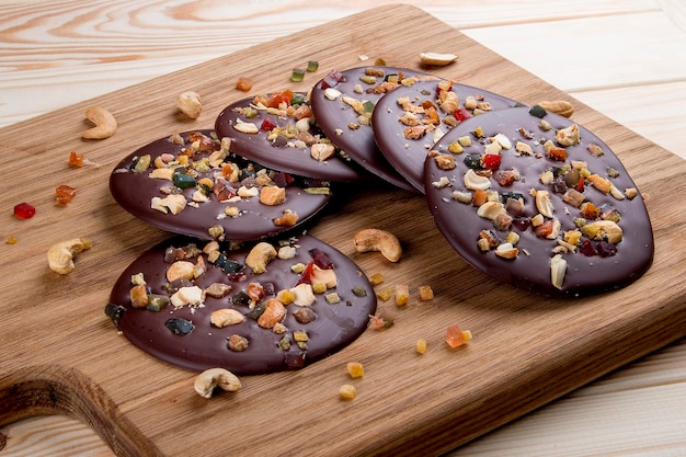 Schokoladenkekse mit Cashewnüssen und kandierten Früchten auf einem Holzbrett Diätkost Gesunde Ernährung
