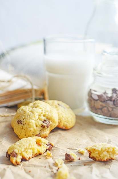 Schokoladenkekse mit Milch serviert