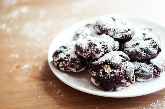 Schokoladenkekse mit Puderzucker bestreut