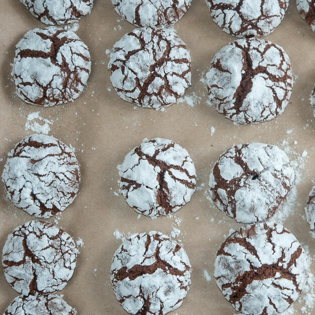 Schokoladenkekse mit weißem Pulver auf Backscheibe süßes Dessert