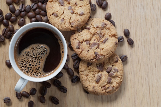 Schokoladenkekse und eine Tasse Kaffee auf dem Tisch