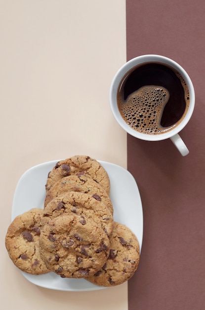 Schokoladenkekse und eine Tasse Kaffee auf dem Tisch