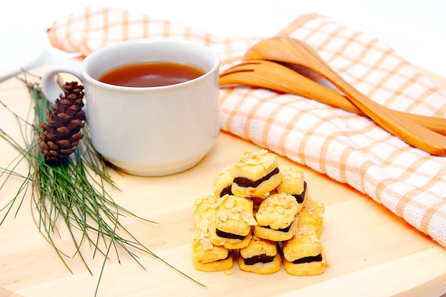 Schokoladenkekse und eine Tasse Tee