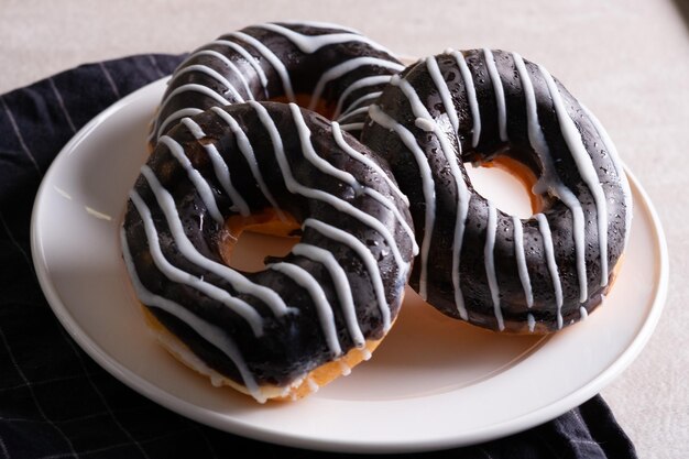 Foto schokoladenkrapfen auf einem weißen teller