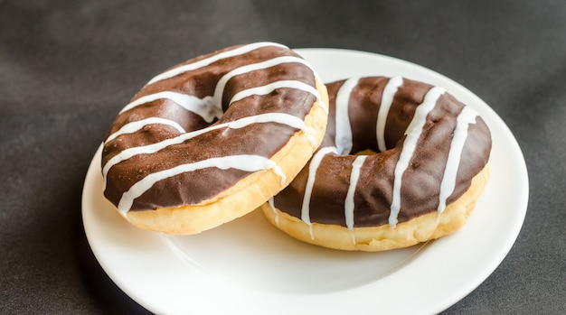 Schokoladenkrapfen mit einer Tasse Kaffee