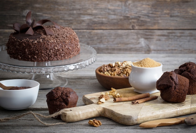 Schokoladenkuchen auf altem Holztisch